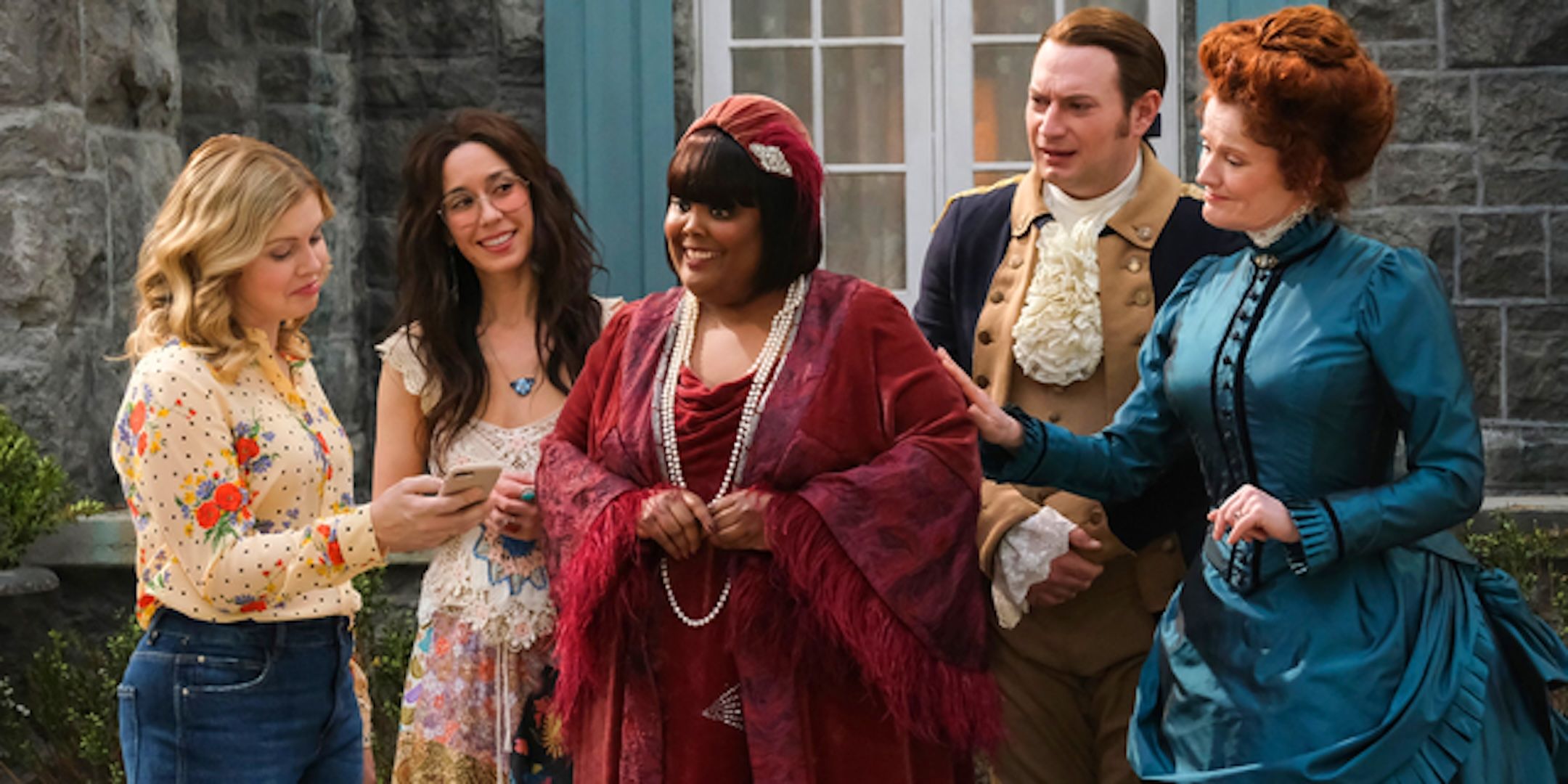 El último misterio restante de Ghosts se resolverá “muy probablemente” en la temporada 5 dice que el co-showrunner