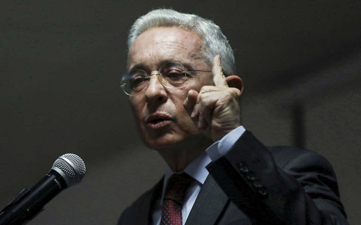 Expresidente colombiano Álvaro Uribe condenado a 12 años de prisión domiciliaria