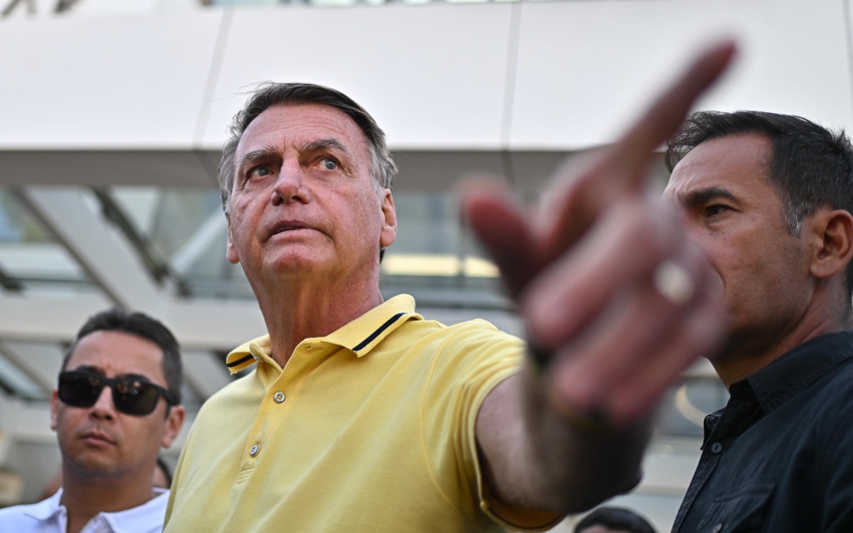 Hallan en celular de Bolsonaro documento para pedir asilo político a Milei
