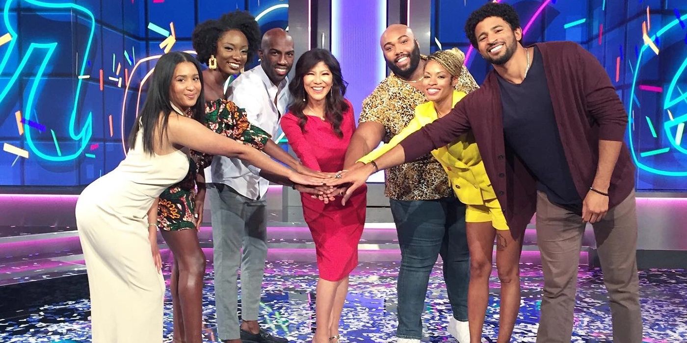 Julie Chen posando con los miembros de la comida al aire libre en el final de la temporada 23.
