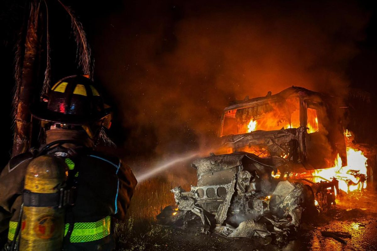 Impresionantes imágenes: rayo cae sobre un tráiler y estalla en llamas