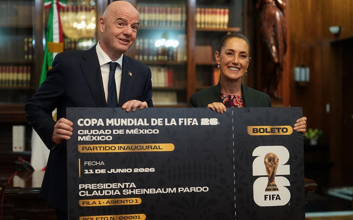Infantino da a Sheinbaum réplica gigante de entrada al partido inaugural del Mundial 2026