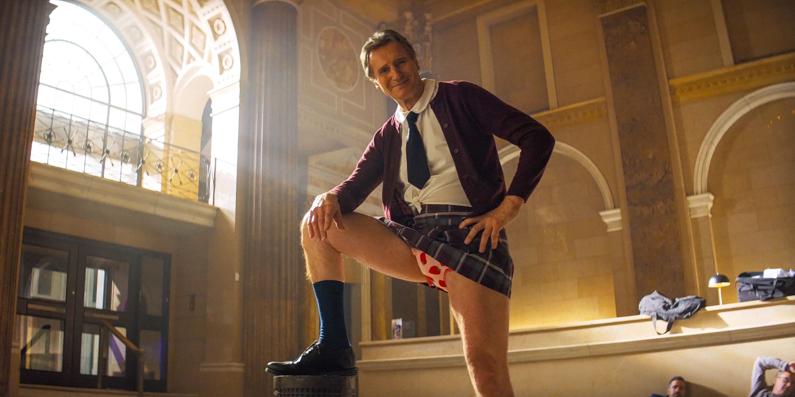 La “adición” sorpresa de Liam Neeson en los créditos de reinicio de armas desnudas fue “una idea de último minuto”