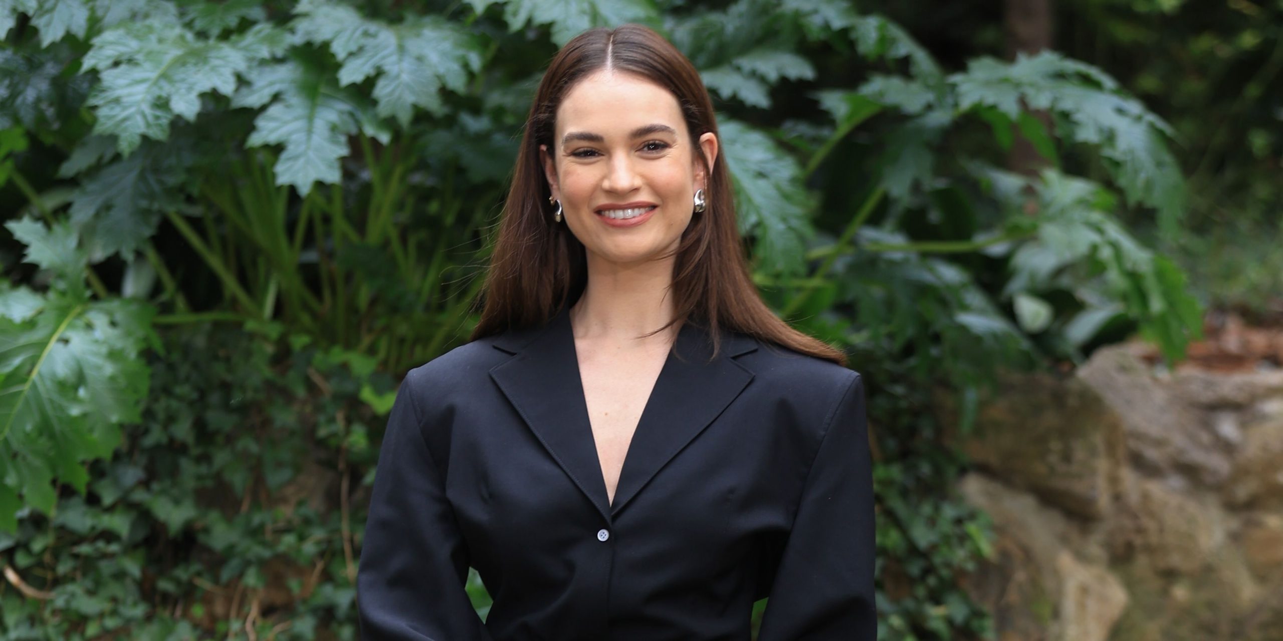 Lily James es el cerebro detrás de Bumble & Tinder en Trailer para la nueva película biográfica de Hulu