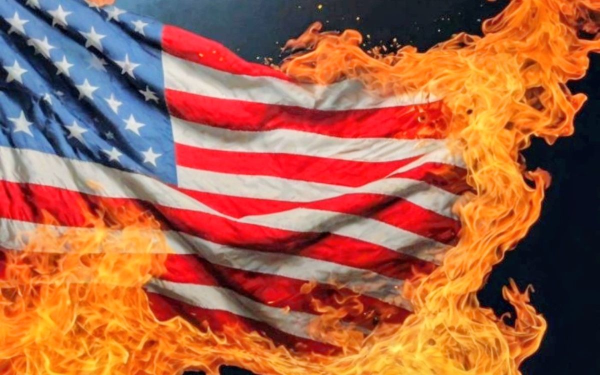 Quemar una bandera estadounidense será motivo de un cargo penal | Video