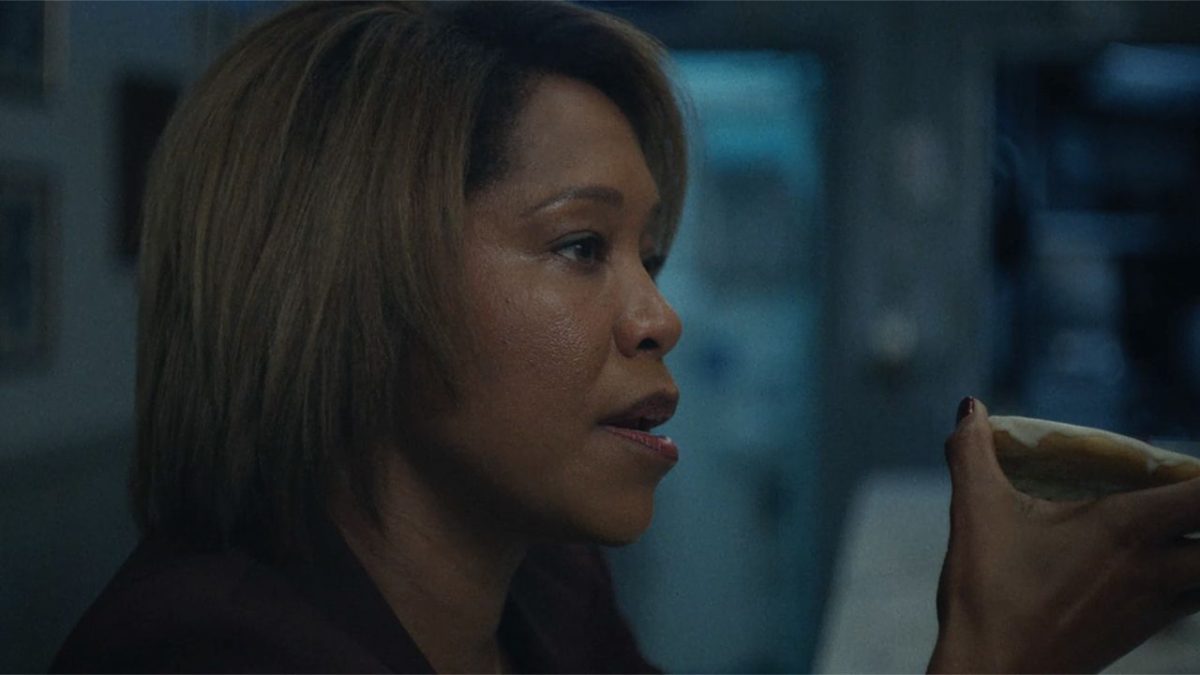 Regina King explica cómo infundió atrapando robando con "agresión de Nueva York" en el nuevo clip BTS