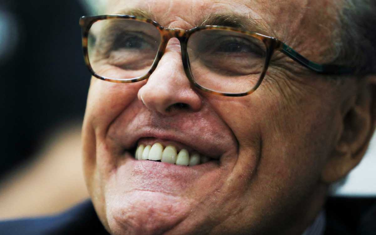 Rudy Giuliani sufre fractura vertebral en accidente automovilístico