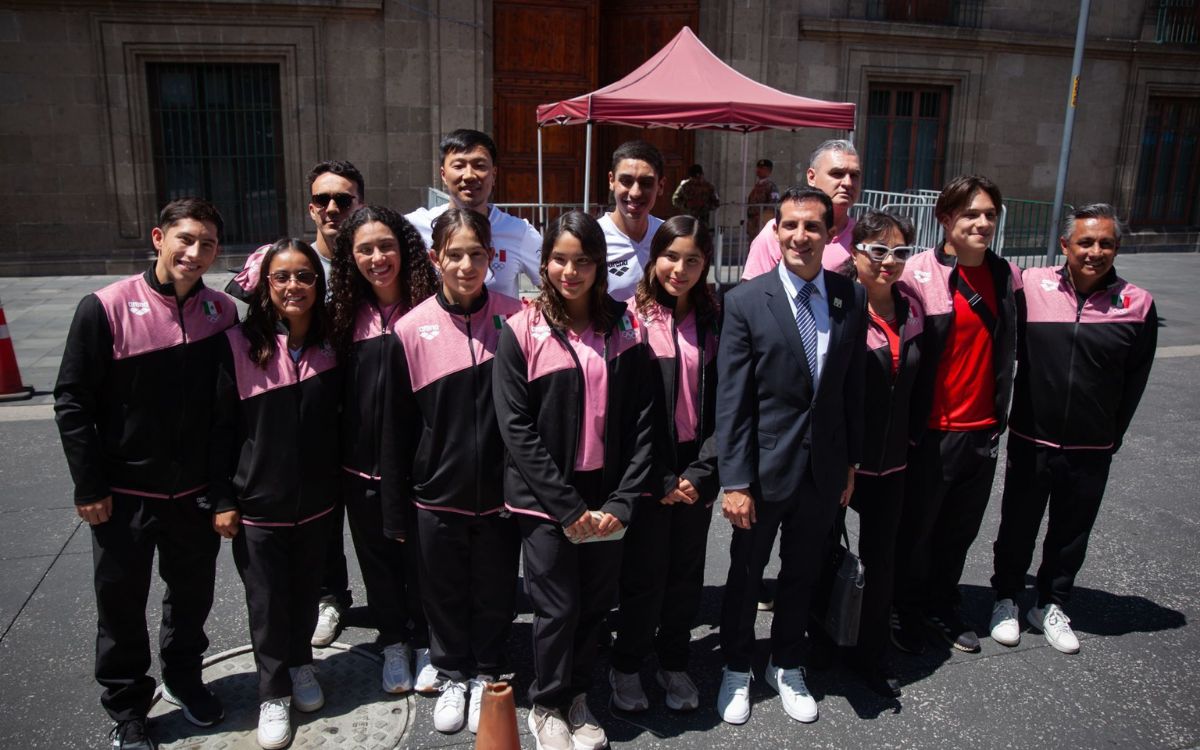 Sheinbaum recibe en Palacio Nacional a clavadistas mexicanos