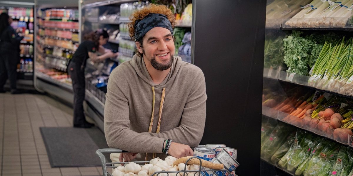 Si te encantó el papel de Benny Safdie en Happy Gilmore 2, mira su comedia oscura del 93% RT con Emma Stone