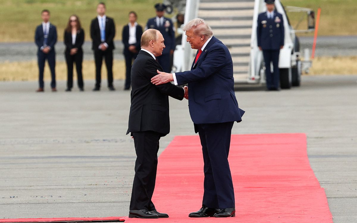 Trump recibe a Putin con alfombra roja en base militar de Alaska