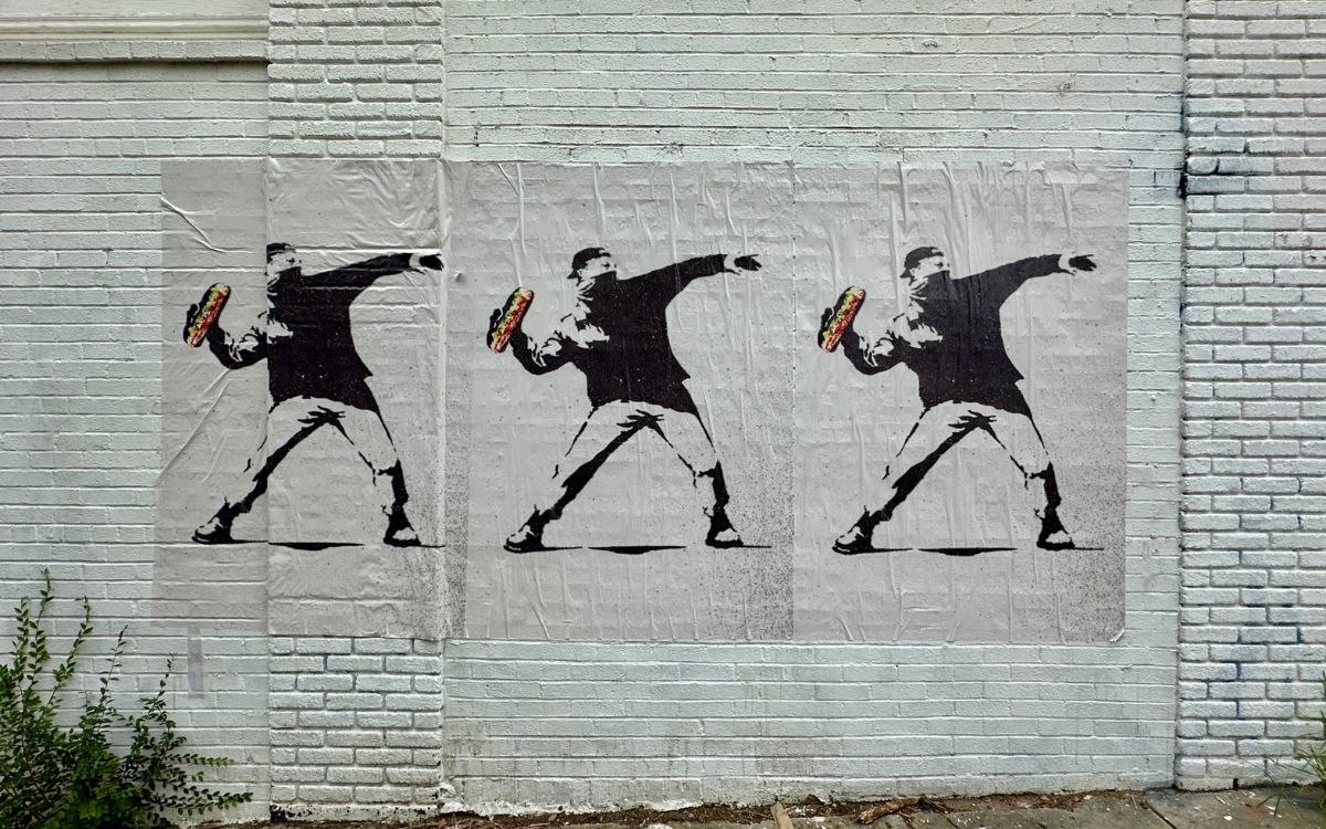 Un jurado rechaza acusar al hombre que lanzó un sándwich a un policía en Washington