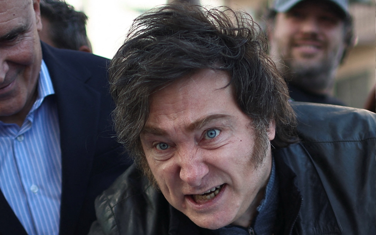 Video | Lanzan piedras a Javier Milei en medio de escándalo por corrupción