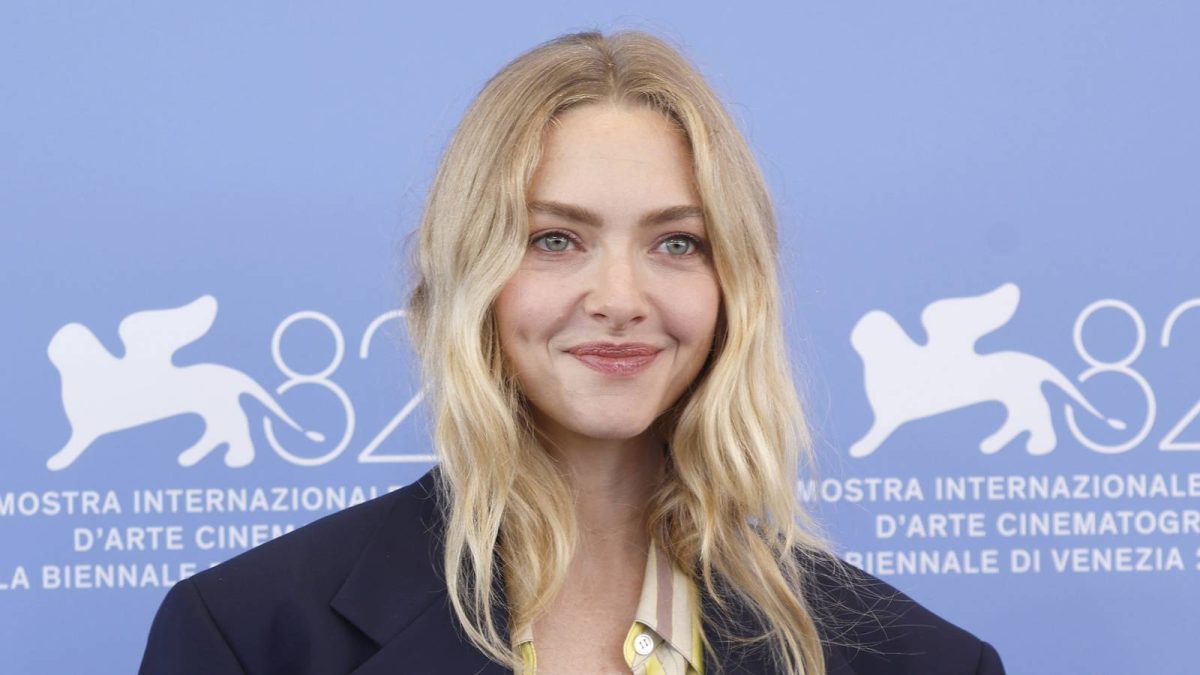 Amanda Seyfried habla interpretando al líder religioso radical en la película biográfica musical