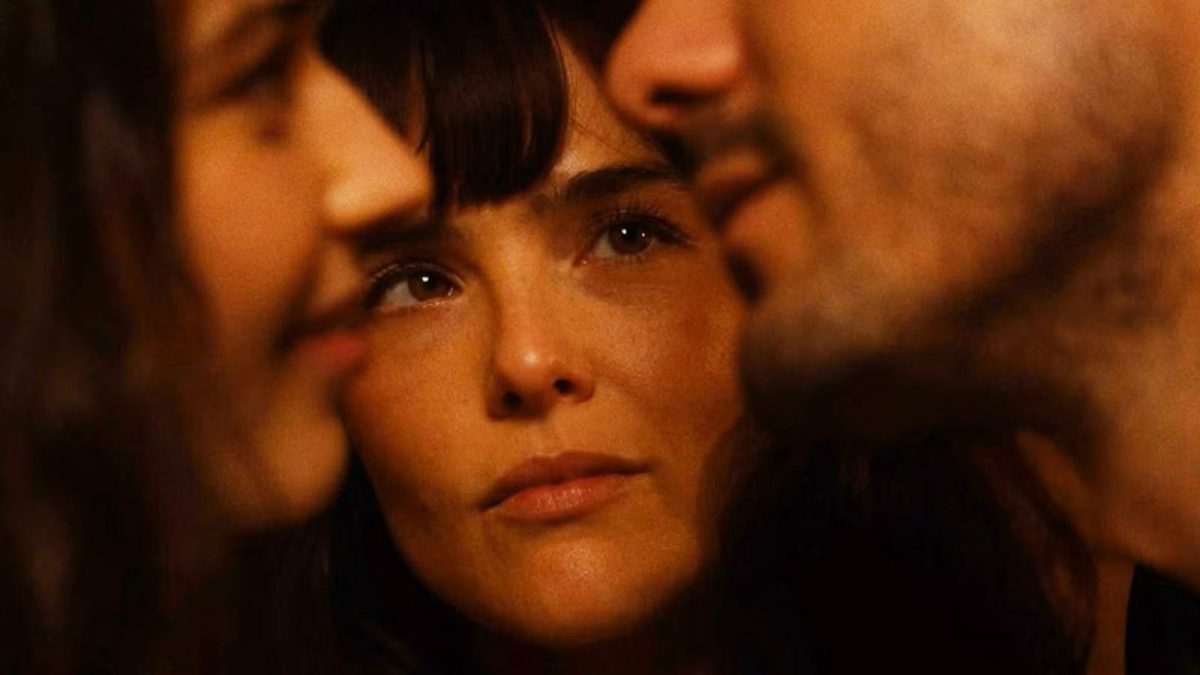 La revisión del trío: Zoey Deutch ayuda a guardar esta comedia romántica oportuna que no le da una impresión