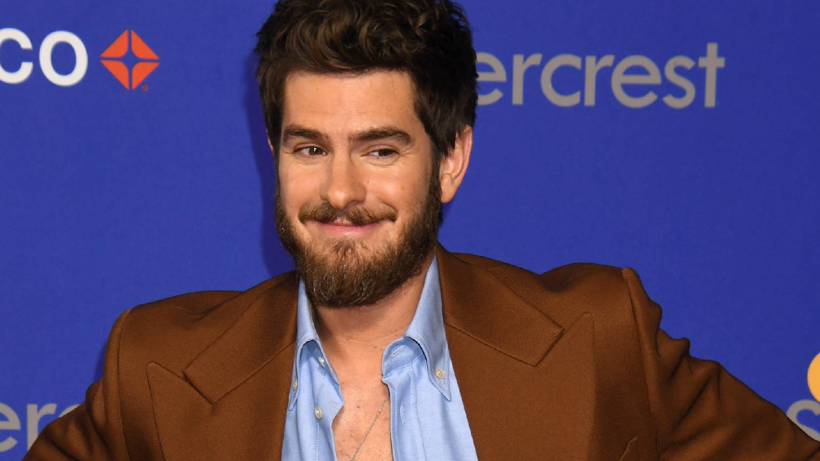 La nueva epopeya de la Guerra Medieval de Andrew Garfield acaba de lanzar una estrella de Harry Potter