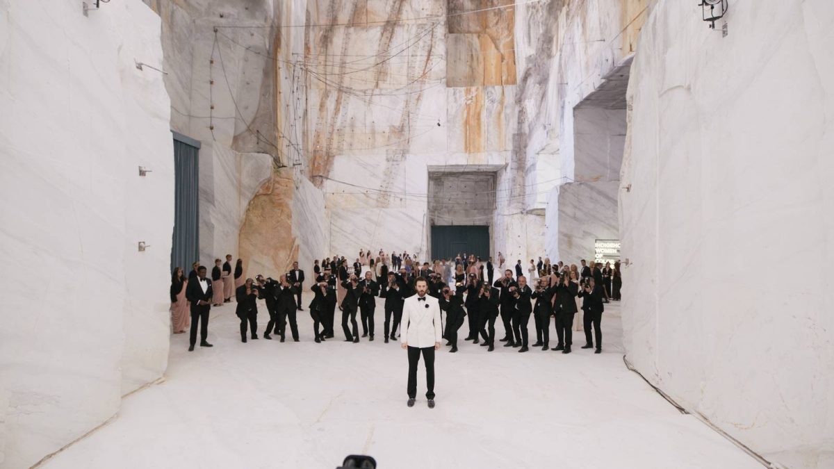 Sacrifice Review: Chris Evans es un héroe muy desordenado en esta sátira extraña y caótica que lucha con su trama