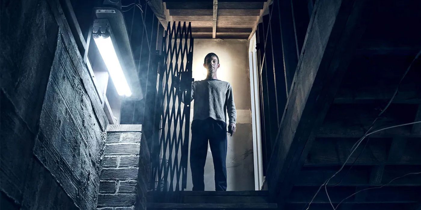 Brady Hartsfield de pie amenazadoramente en una puerta en el Sr. Mercedes