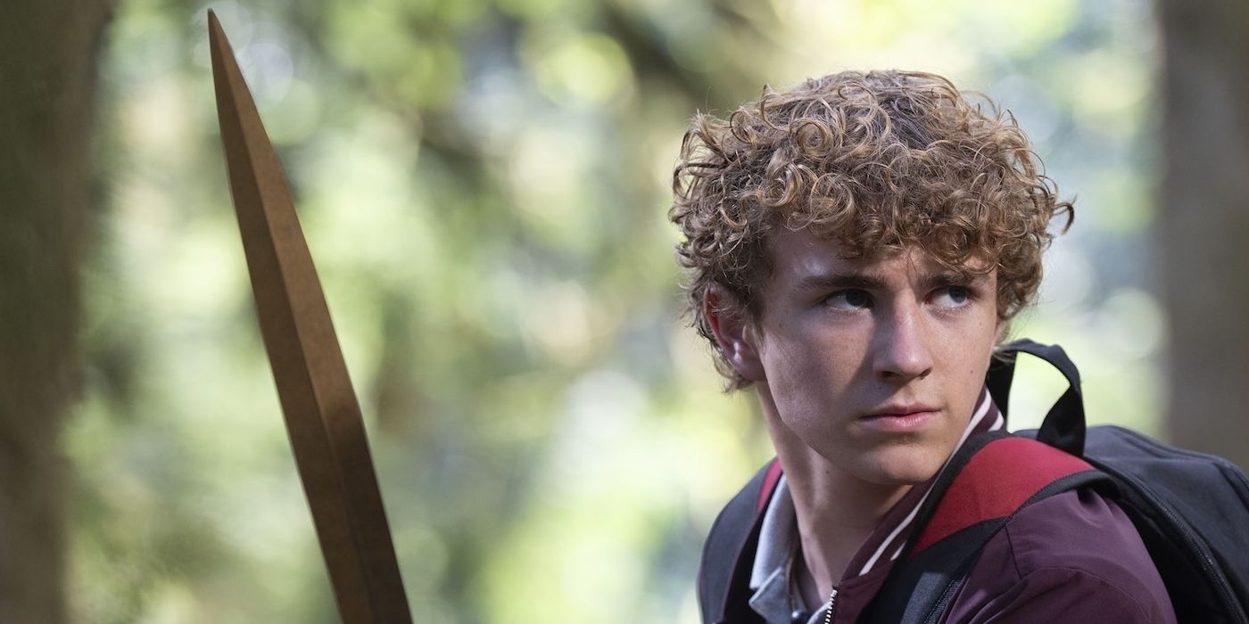 Percy Jackson (Walker Scobell) empuñando una espada con una bolsa de libros en la espalda en Percy Jackson Temporada 2