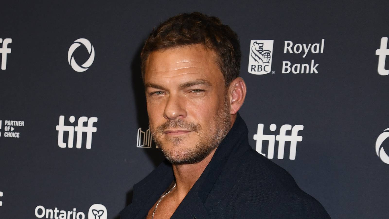 Alan Ritchson se burla de quien jugaría en DCU después de los comentarios de Batman