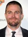 Tiro en la cabeza de Stephen Amell en la Gala de cáncer de f*ck