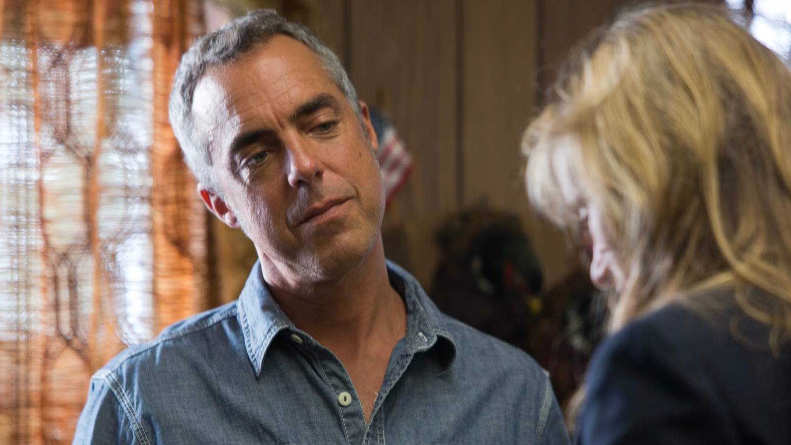 La próxima serie de crimen de Titus Welliver agrega la estrella de la franquicia de los hijos de Anarchy al elenco apilado