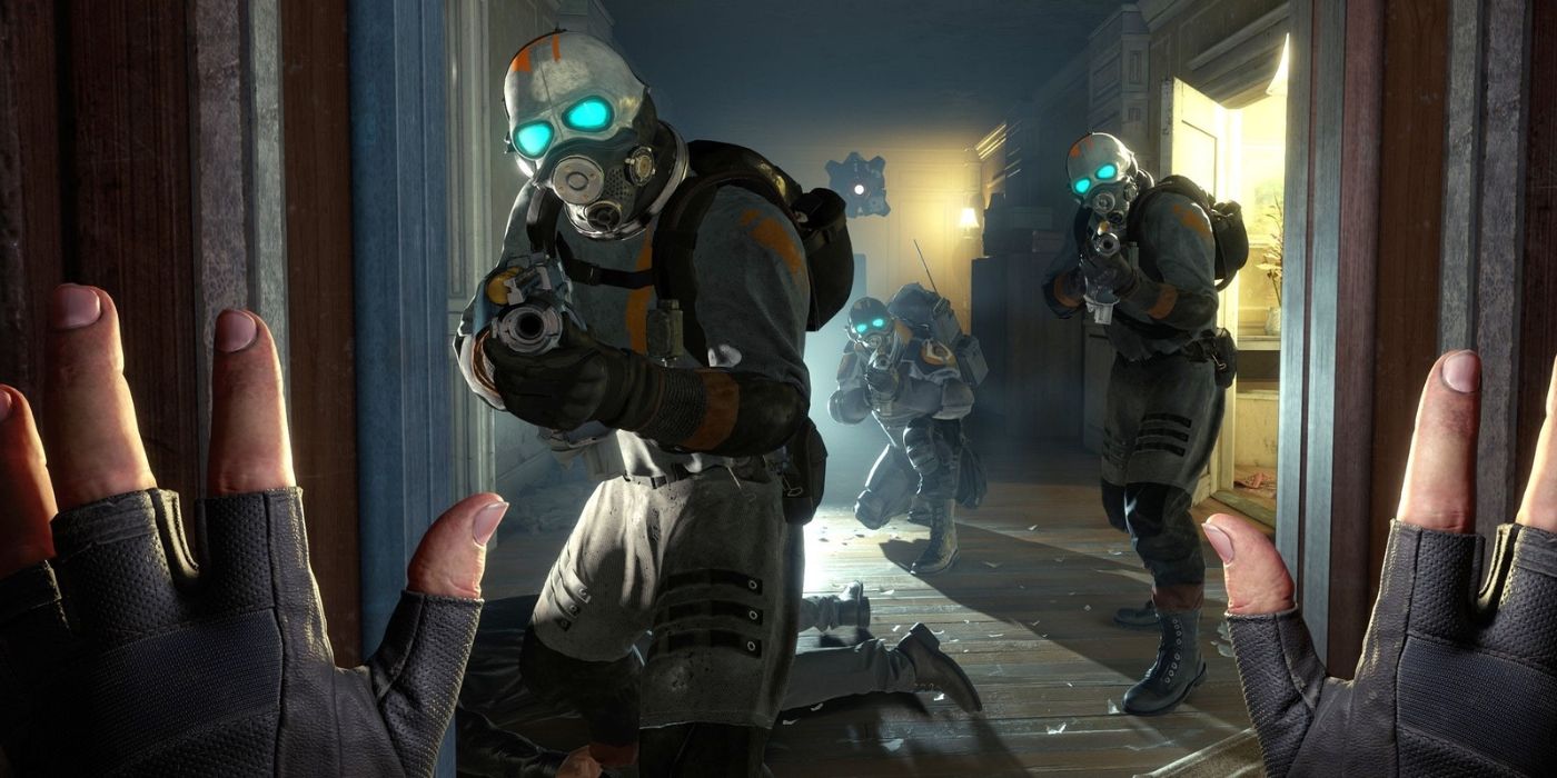 El jugador sosteniendo las manos con tres soldados frente a ellos a mitad de vida: Alyx