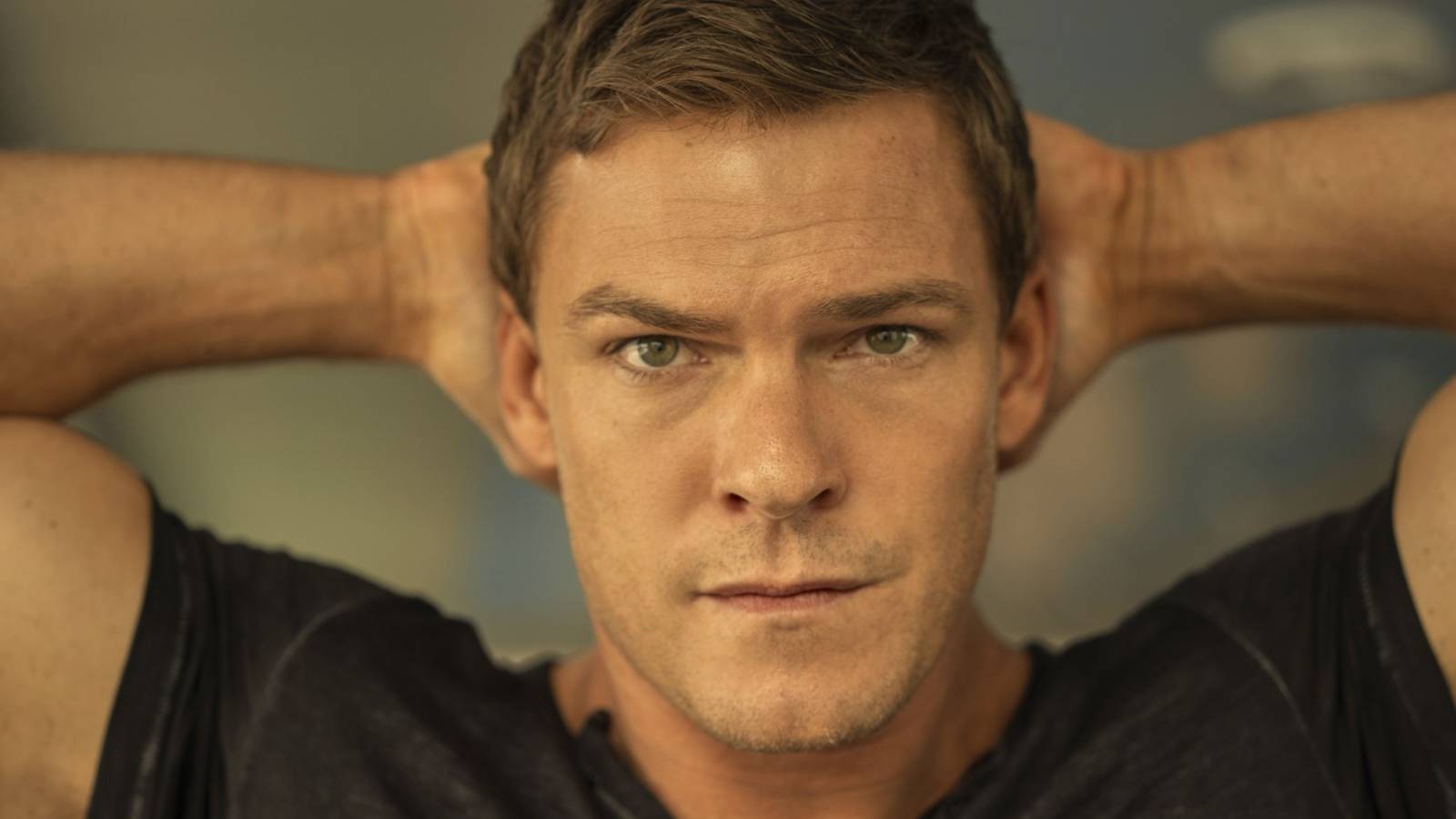Alan Ritchson es genial, pero otra estrella de acción tiene el aura de alcance perfecto