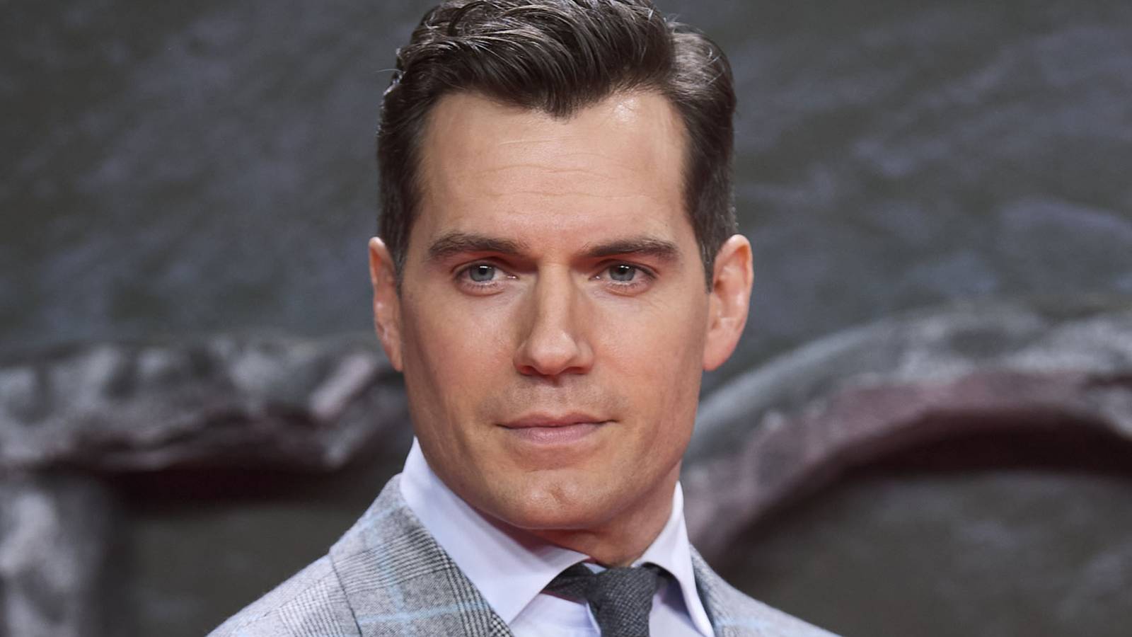 Henry Cavill proporciona actualizaciones sobre su lesión y retraso de filmación de Highlander