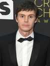 Molchado en la cabeza de Evan Peters en el 27º premio anual de Critics Choice Awards