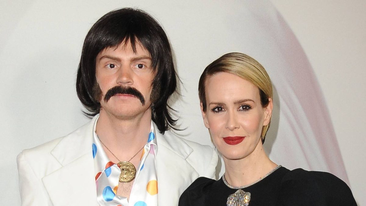 Estrellas reunidas de la historia de terror americano llame a Ryan Murphy durante la temporada 13 retraso