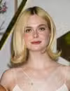 Moldado de la cabeza de Elle Fanning en la casa de Suntory