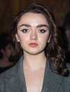 Moldada de la cabeza de Maisie Williams en la Semana de la Moda de París Otoño/Invierno 2024-2025