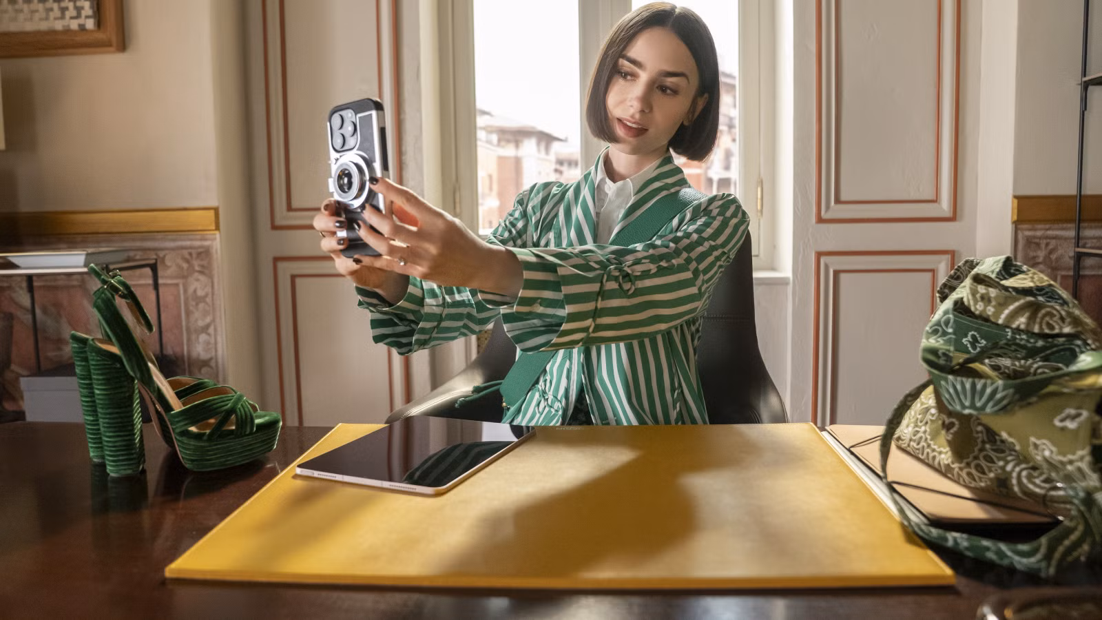 Emily en París se va de Francia en la temporada 5