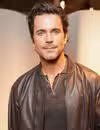 Tiro en la cabeza de Matt Bomer