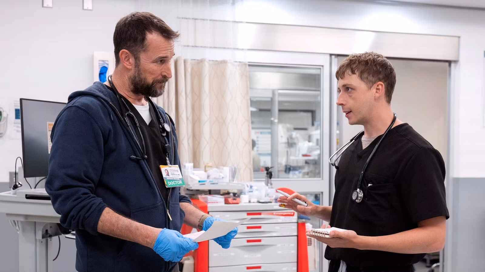 Las imágenes de la temporada 2 de Pitt revelan un nuevo médico y la primera cirugía de látigación cardíaca