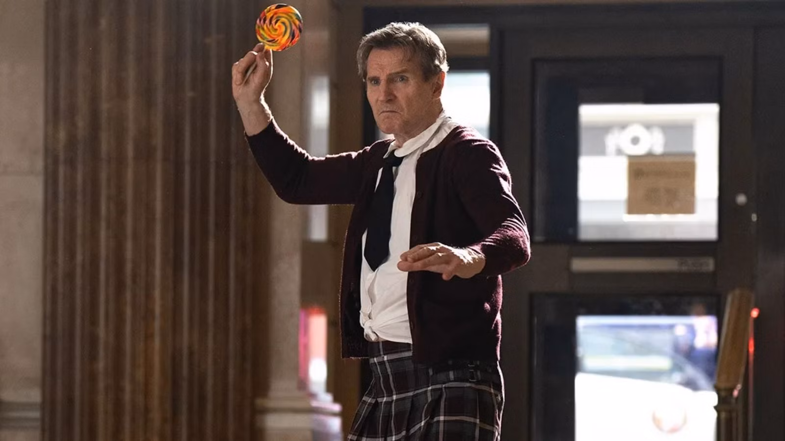 10 estrellas de acción que deberían hacer más roles de comedia