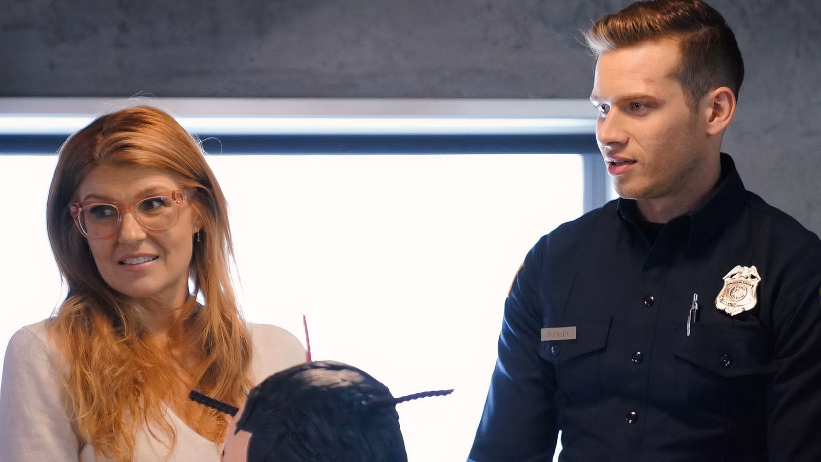 No puedo creer que la temporada 1 9-1-1 se saliera con estas 8 cosas