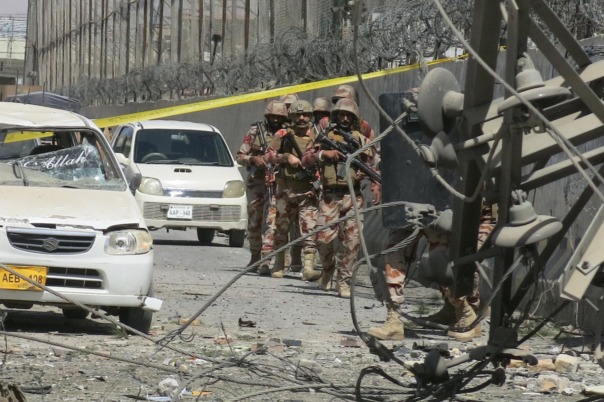 Al menos 11 muertos en un atentado con coche bomba en una base militar en Pakistán