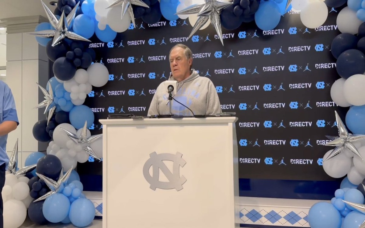 Apadrinan Jordan y estrellas de la NFL el debut de Belichick con North Carolina Tar Heels  | Video