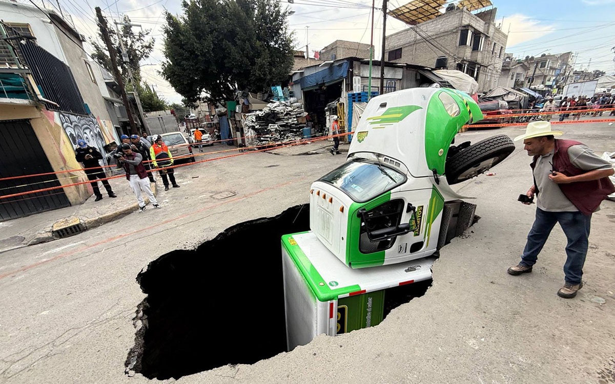 Así es el socavón de Itzapalapa en el que cayó un camión repartidor | Fotos y videos
