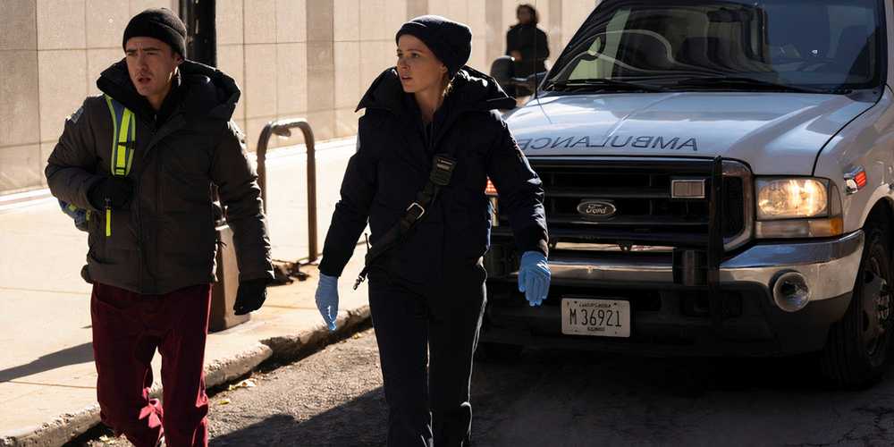 Chicago Fire Season 14 Photos de estreno sugerir un romance crossover de Chicago