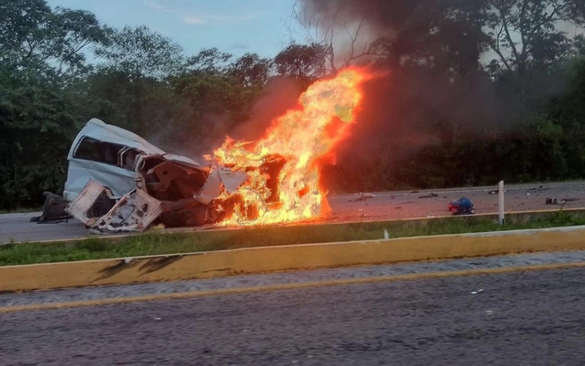 Choque entre un tráiler, un auto particular y un taxi deja 15 muertos en Yucatán