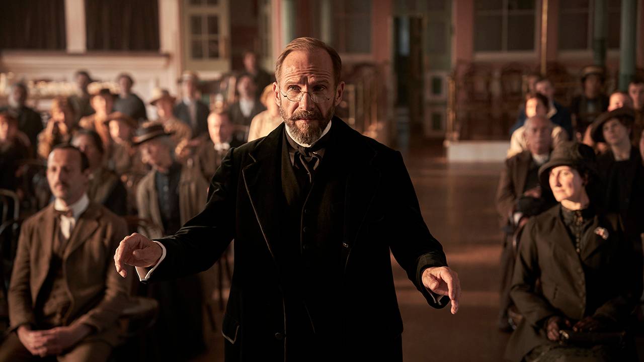 Cómo Ralph Fiennes “se lanzó a” los preparativos para su seguimiento del cónclave