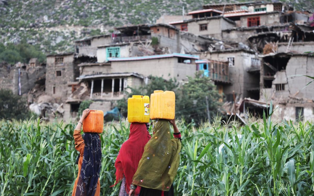 Cómo las normas talibanes convirtieron un terremoto en una trampa mortal para las mujeres