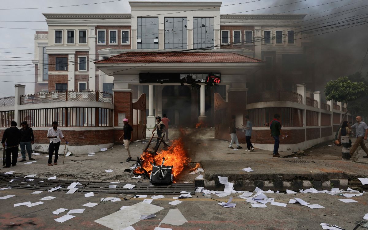 Desmienten muerte de la esposa de ex primer ministro nepalí atacada durante protestas