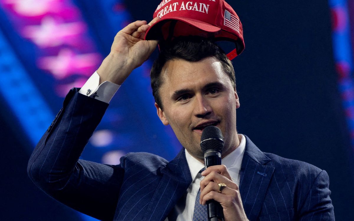 Disparan a Charlie Kirk, aliado de Trump, durante conferencia en Universidad
