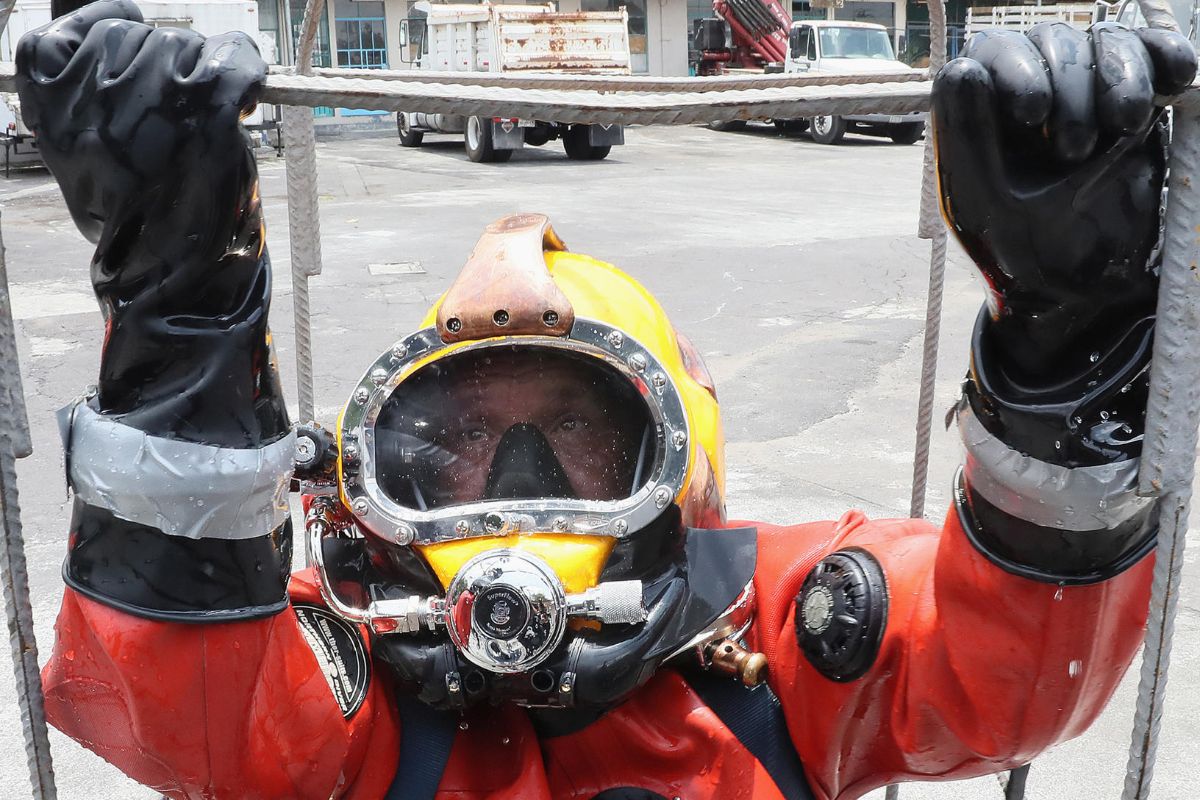 El buzo de aguas negras que combate las inundaciones en México