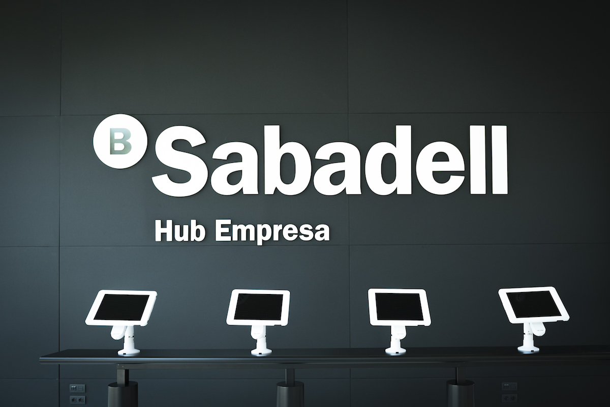 El mexicano David Martínez acudirá a la opa de BBVA y venderá su 3.86 % del Banco Sabadell