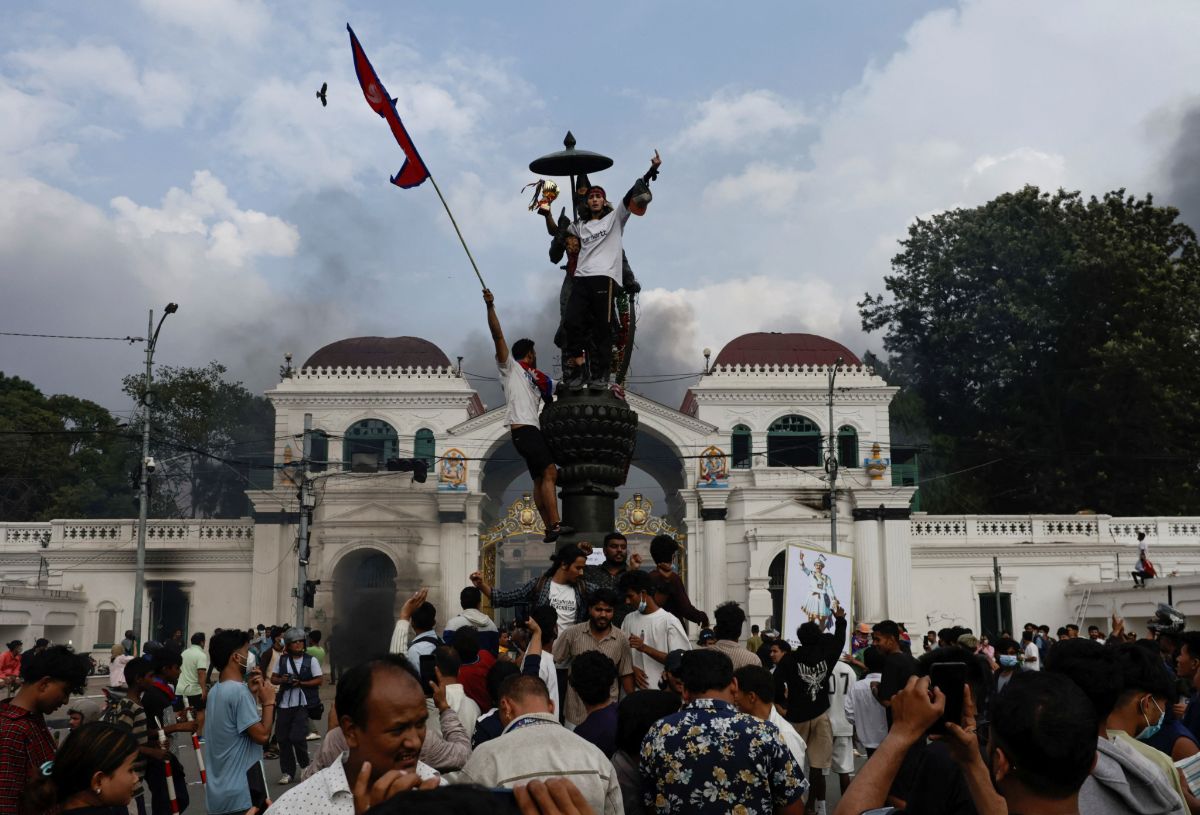 Esposa del ex primer ministro nepalí muere tras ser quemada por manifestantes