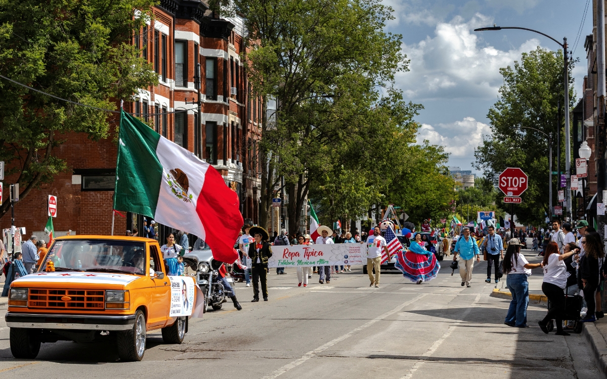 Fotos | Pese al temor por ICE, mexicanos desfilan en un Chicago fantasma